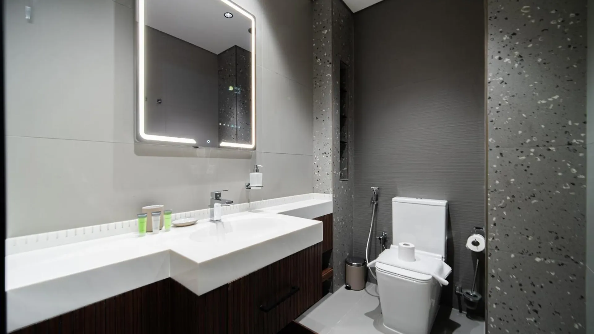 Apartment Lake View 1Br In Jlt - Walk To Metro & Free Baby Gear Dubai